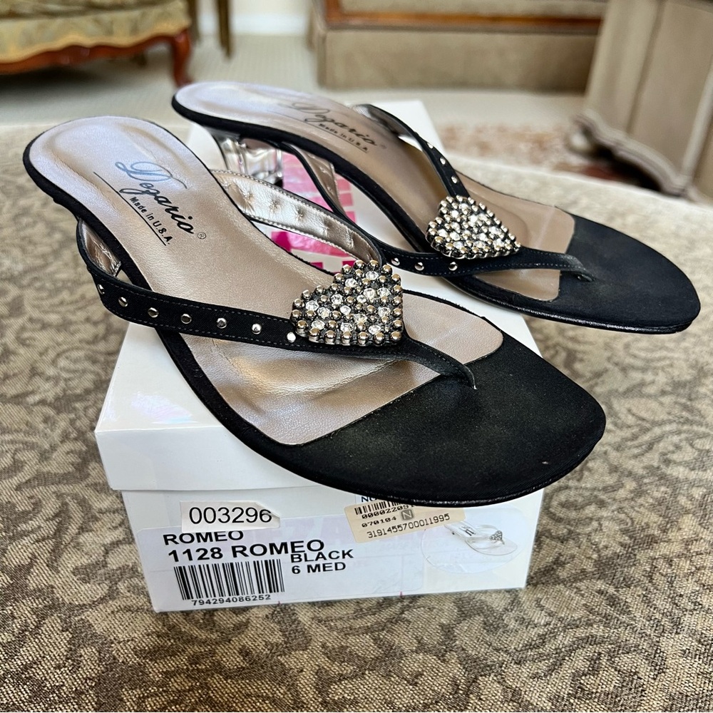 Dezario Romeo Black Strappy Thong Sandal Clear Block Heel Heart Rhinestones Sz 6